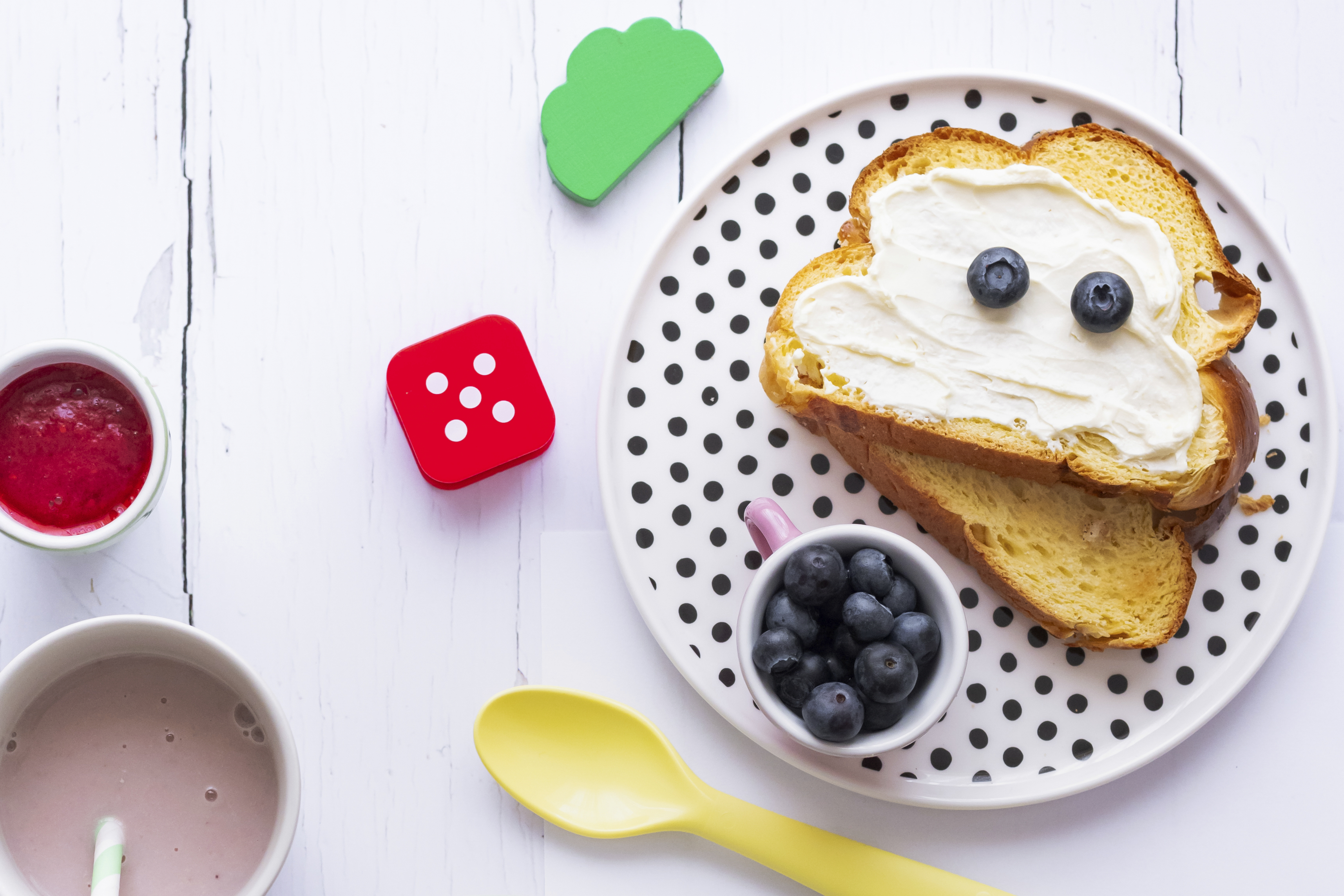 Doručak: tost sa kremastim sirom i borovnicama, uz čašu mleka