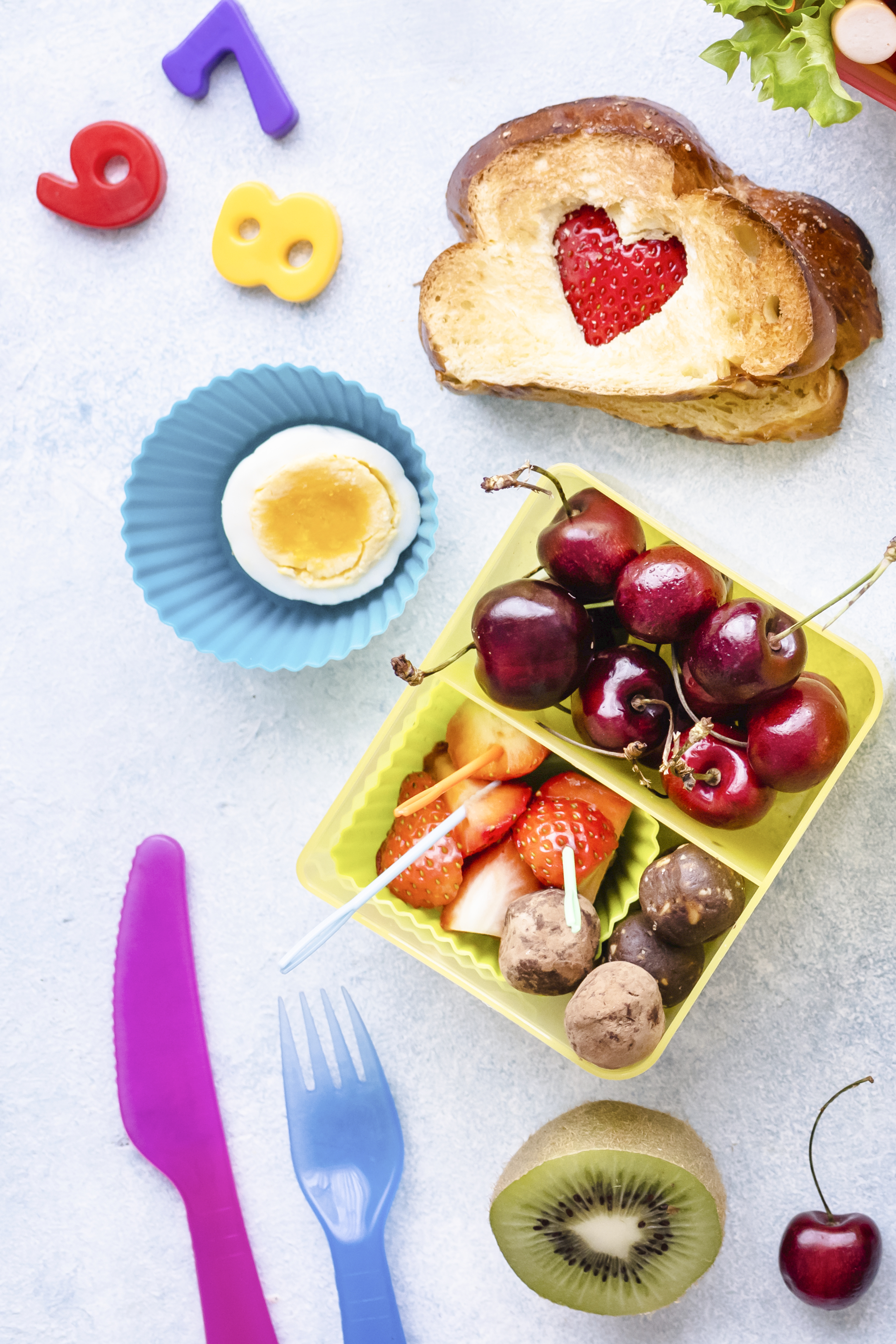 Užina: kuvano jaje, tost sa jagodom, trešnje, jagode i kivi