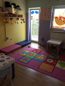 Soba za jaslenu grupu sa mekim podlogama i niskim stolovima